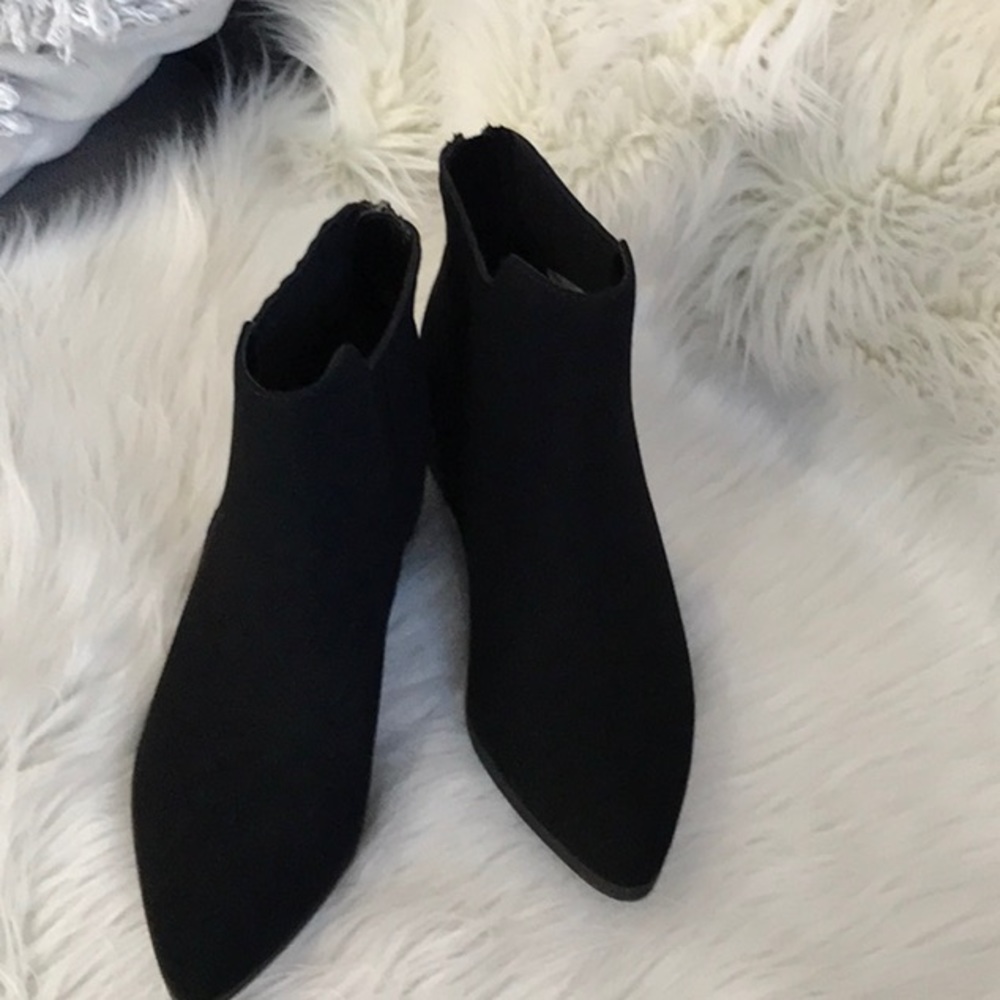 Black back zip bootie